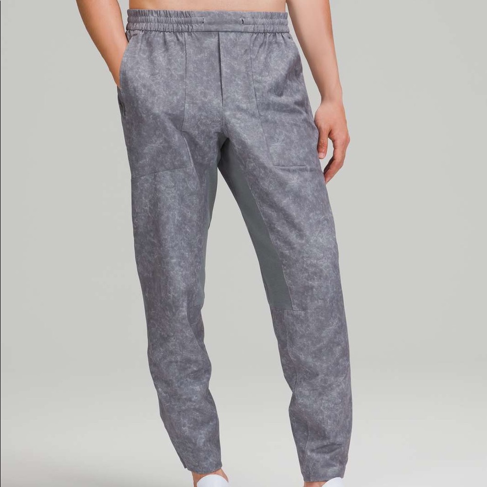 LULULEMON MENS License To Train Pant, gravel dust